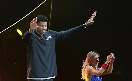 Η φοβερή παρουσίαση του Γιάννη στο All Star Game από τον Κέβιν Χαρτ (video)