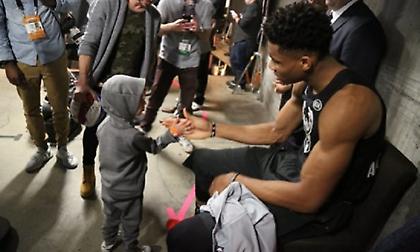 Η μεγάλη συνάντηση πιτσιρικά με τον Αντετοκούνμπο (pic)