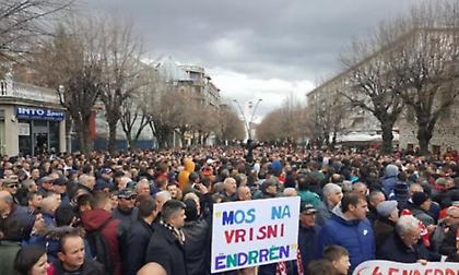 Οπαδοί της Σκεντερμπέου σε διαδήλωση εναντίον της UEFA