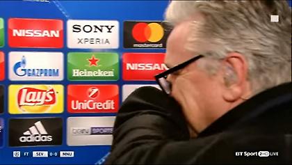 Φοβερός Μουρίνιο: Αγκάλιασε δημοσιογράφο για την ερώτηση που του έκανε! (video)