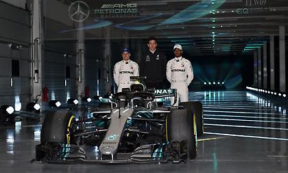 Εντυπωσιακά αποκαλυπτήρια για τη νέα Mercedes (pics/video)