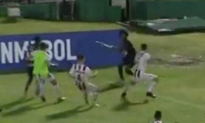 Φοβερό σκηνικό σε επεισόδια: Παίκτης κινήθηκε με το… σημαιάκι του κόρνερ εναντίον αντιπάλων (video)