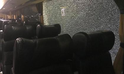 Επίθεση σε πούλμαν με οπαδούς της ΑΕΚ στο Κίεβο!