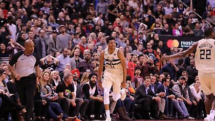 Το νέο σόου του Giannis μέσα στην έδρα των Ράπτορς (video)