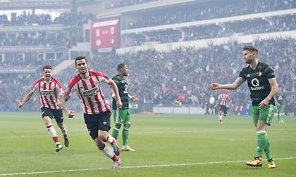 Έχασε έδαφος ο Άγιαξ, «τρένο» η Αϊντχόφεν