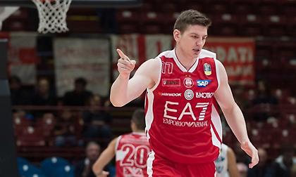 Ανανέωσε με την Αρμάνι ο Γκουντάιτις