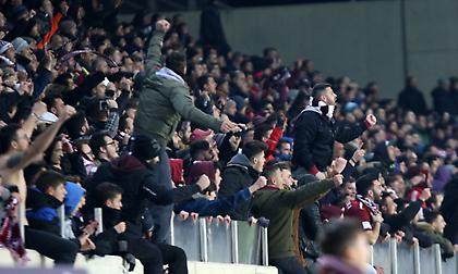 Οπαδός της ΑΕΛ με κασκόλ της… Ντιναμό Κιέβου στο ματς με την ΑΕΚ (pics)