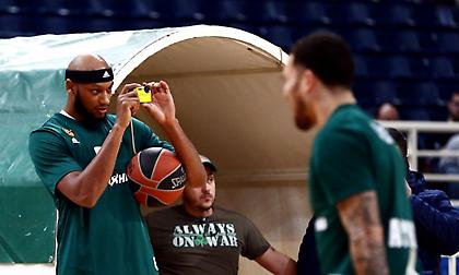 Τρελάθηκε με την ατμόσφαιρα και τραβούσε βίντεο ο Πέιν (pics)