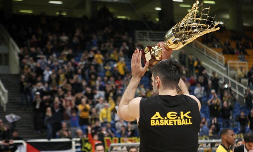 Υποδοχή του τροπαίου στο ΟΑΚΑ και αποθέωση για την ΑΕΚ (pics)