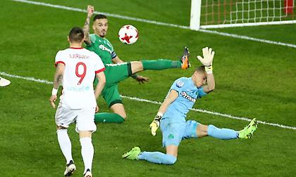 Υποτίθεται ότι ο σέντερ φορ του Ολυμπιακού πρέπει να βάζει και κανένα κρίσιμο γκολ