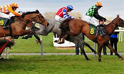 Tα φώτα σήμερα στις ιπποδρομίες εμποδίων στην Γαλλία με πολύ υψηλά χρηματικά έπαθλα!