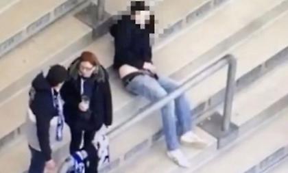 Οπαδός της Χέρτα τα κατέβασε και αυνανίστηκε στο γήπεδο (pic)