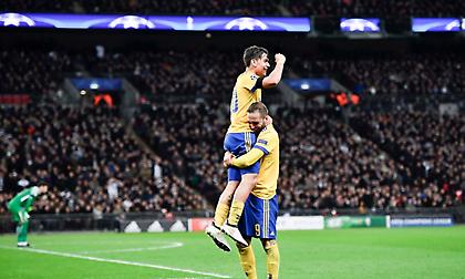 Η πανηγυρική φωτογραφία στα αποδυτήρια της «Γιούβε»