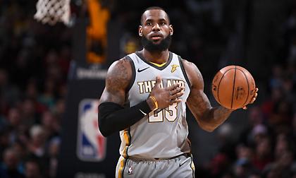 Υποκλίθηκαν στον «Βασιλιά», ματσάρα σε Λος Άντζελες-Ντιτρόιτ