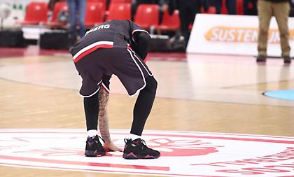 Ανατριχίλα στο ΣΕΦ: Ο Χάκετ φίλησε το σήμα του Ολυμπιακού στο κέντρο του παρκέ! (video)