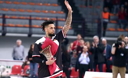 Οι αγκαλιές του Χάκετ με τους... παλιόφιλους στον Ολυμπιακό (pics)