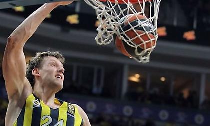 Κάλινιτς σερβίρει, Βέσελι πετάει και καρφώνει! (video)