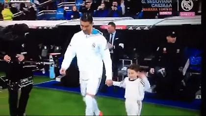 Τρελό γέλιο: Πιτσιρικάς μιμείται τον Κριστιάνο Ρονάλντο (video)