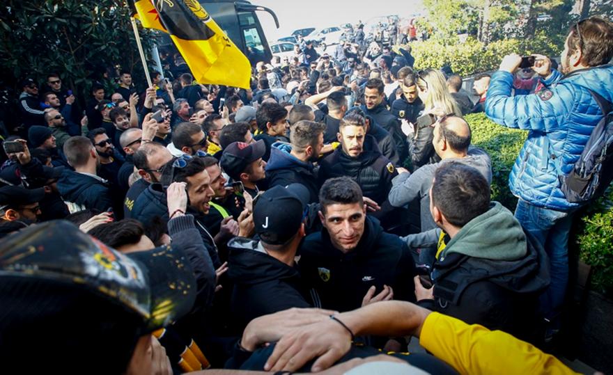 «Έφτιαξαν» παίκτες και Χιμένεθ οι οπαδοί της ΑΕΚ! (pics/video)