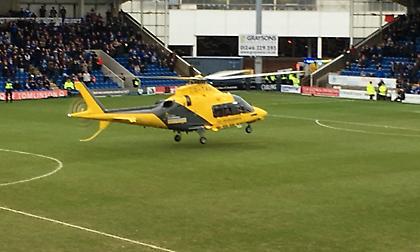 Ελικόπτερο προσγειώθηκε στο γήπεδο για να μεταφέρει οπαδό στο νοσοκομείο (pic)