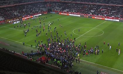 «Ντου» των οπαδών της Λιλ στο γήπεδο, χτύπησαν τους παίκτες! (video/pics)