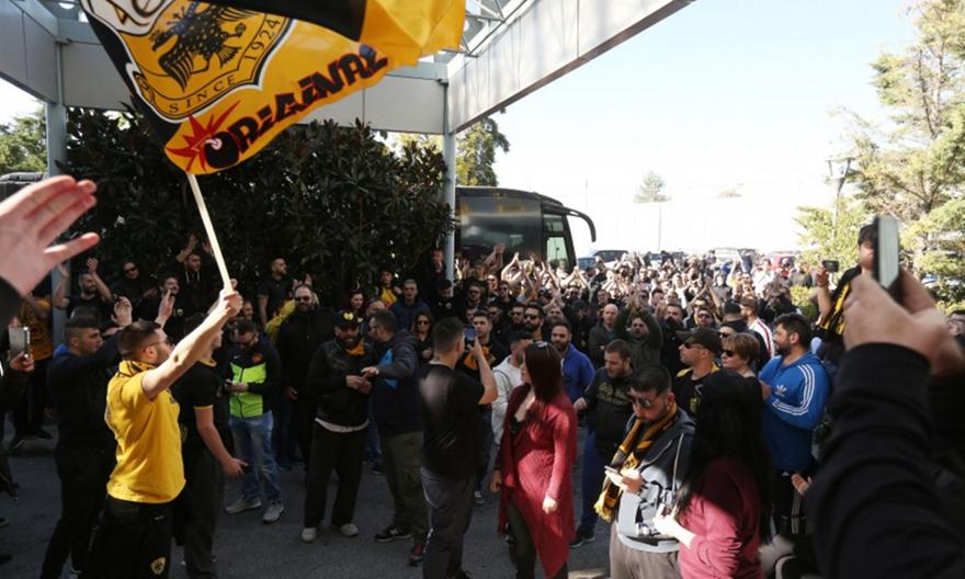 Τρέλα για το ντέρμπι στην ΑΕΚ: Οπαδοί ταξίδεψαν 620 χλμ. για να δώσουν ένα μήνυμα στους παίκτες!