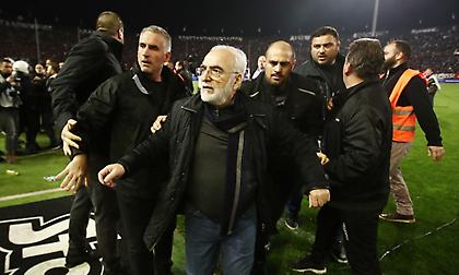 Χαμός: «Ντου» από τον έξαλλο Σαββίδη στον αγωνιστικό χώρο!