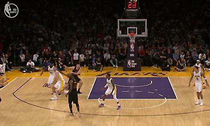 «Άρρωστη» πάσα από Λεμπρόν στο Top 10 (video)