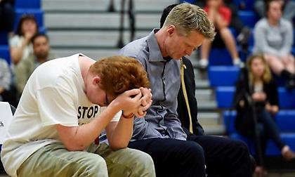 Ο Στιβ Κερ «άνοιξε» την καρδιά σε ομιλία κατά της οπλοκατοχής (video)