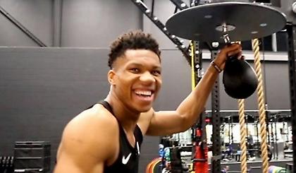 Γιάννης Αντετοκούνμπο: Εδώ το παίζω… Μοχάμεντ Άλι! (video)