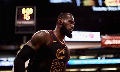 Άκομψη απάντηση του ΛεΜπρόν σε φίλαθλο: «Ο Κάιρι είναι στο σπίτι της μάνας σου» (video)