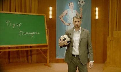 Ο Θοδωρής Παπαλουκάς παίζει ποδόσφαιρο και μας μαθαίνει Ρωσικά!