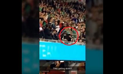Οπαδός πήγε να πετάξει άλλον οπαδό από το πάνω διάζωμα! (video)