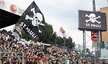 Πανό των οπαδών της Σανκτ Πάουλι με… ΑΕΚτσήδικη υπογραφή: «Πρωτάθλημα στημένο με όπλο και βία»