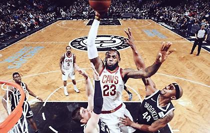 Κάρφωμα... οδοστρωτήρας από Λεμπρόν! (video)