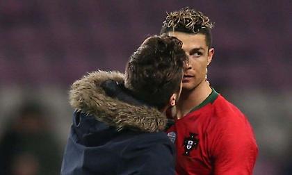 Εισβολέας παραλίγο να φιλήσει τον Ρονάλντο στο στόμα (video)