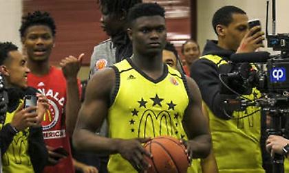 Απίστευτα καρφώματα από τον 17χρονο Γουίλιαμσον (video)