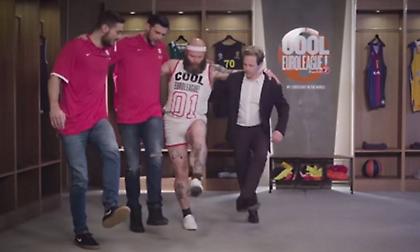 ΕΠΟΣ: Παπανικολάου και Παπαπέτρου χορεύουν συρτάκι και σπάνε… πιάτα! (video)