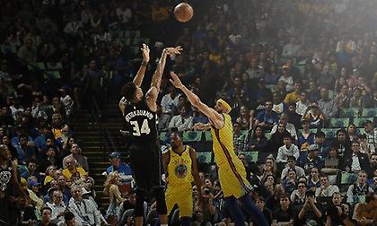 Το show του Αντετοκούνμπο κόντρα στους Γουόριορς (video)