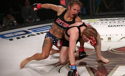 Το πιο σοκαριστικό νοκ-άουτ της χρονιάς στο MMA (video)