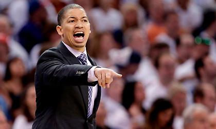 Επιστρέφει και… παρατηρεί ο Τάιρον Λου