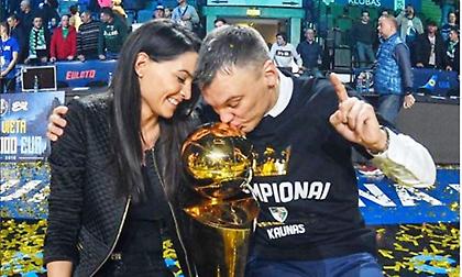 «Φόρεσε» τον Σάρας η γυναίκα του! (pic)