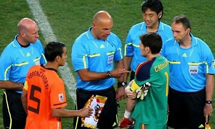 Χαστούκι, μεν, αλλά απόλυτα σωστό να μην πάει Άγγλος διαιτητής στο Μουντιάλ!