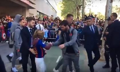 Κύριος ο Μέσι: Σταμάτησε να υπογράψει σε πιτσιρικά (video)