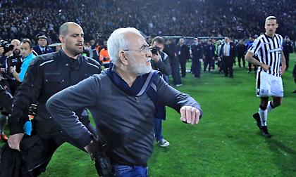 Το πιστόλι του Σαββίδη έγινε meme στη Γαλλία (pic)