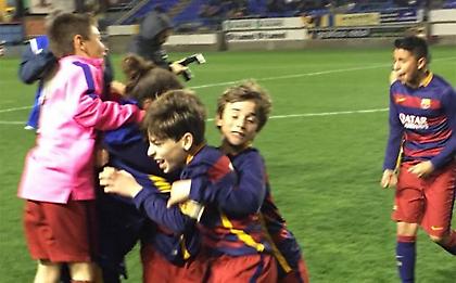 Ποιος Μέσι; Δείτε αυτή την εκτέλεση φάουλ από πιτσιρικά της Masia! (video)