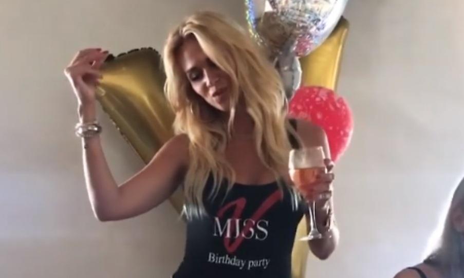 Η καλλονή του Πoύτιν και τα ξεσαλώματα στη Μύκονο (pics)