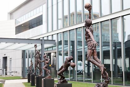 Το εντυπωσιακό άγαλμα των Σίξερς στον Τζούλιους Έρβινγκ