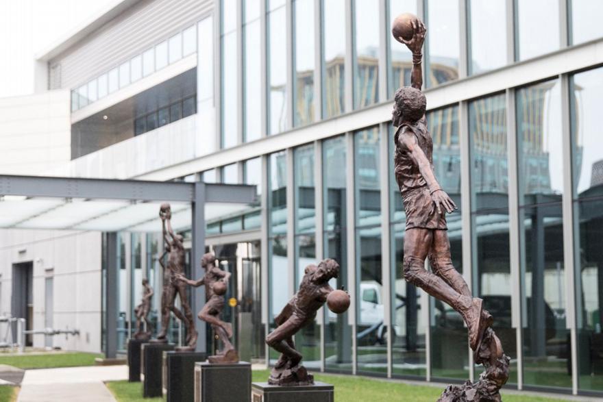 Το εντυπωσιακό άγαλμα των Σίξερς στον Τζούλιους Έρβινγκ