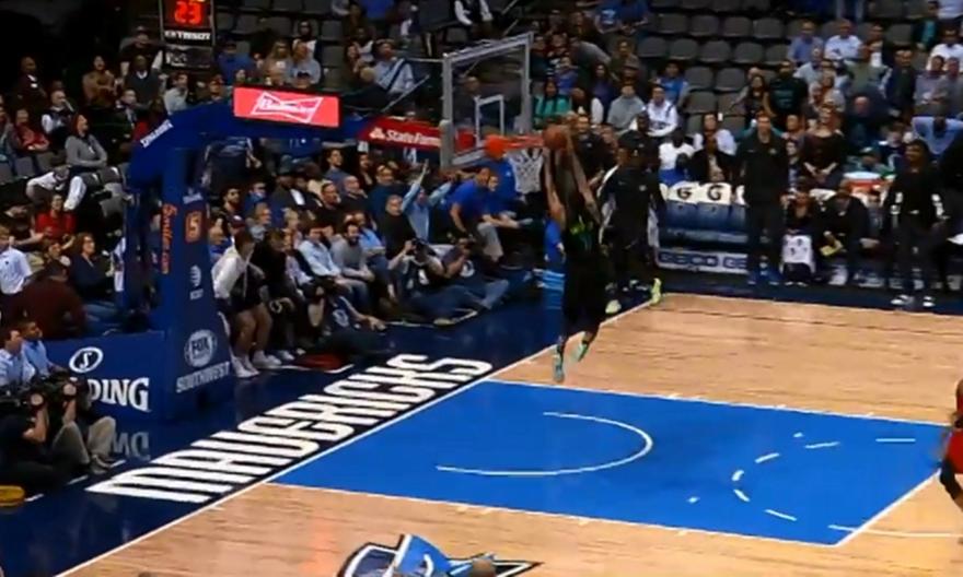 Τρομερή έμπνευση και κάρφωμα από Κόβινγκτον-Και ο Γιάννης στο Top 10 (video)